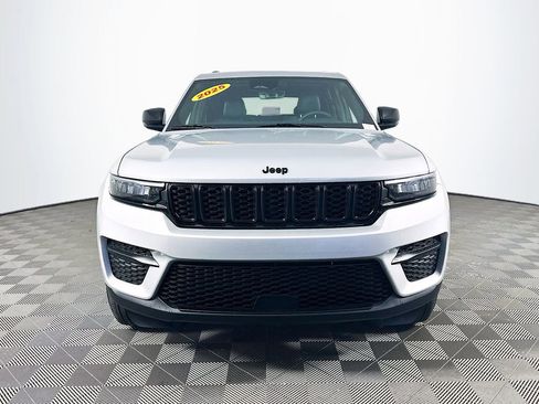 Used 2025 Jeep Grand Cherokee Altitude AWD/4WD image 4