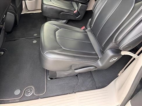 Used 2023 Chrysler Pacifica Touring-L FWD image 9