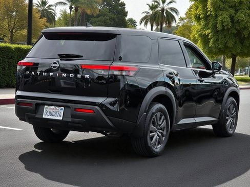 Used 2024 Nissan Pathfinder S image 5