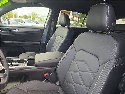 Used 2025 Volkswagen Atlas Cross Sport SE image 18