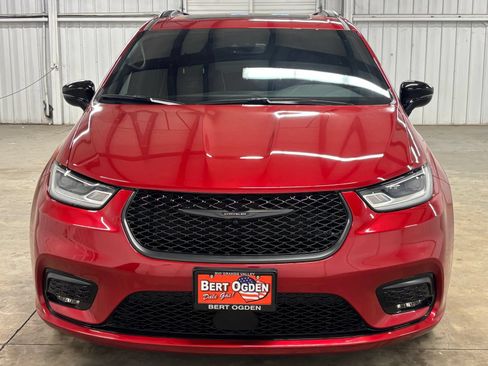 Used 2025 Chrysler Pacifica Limited FWD image 2