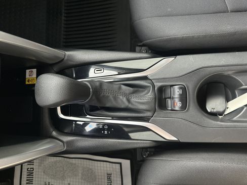 Certified 2022 Toyota Corolla Cross LE image 31