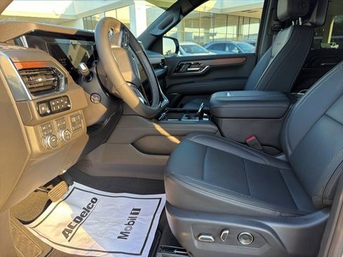 Used 2025 GMC Yukon Denali w/ Denali Reserve Package image 11