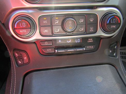 Used 2020 Chevrolet Suburban Premier AWD/4WD image 18