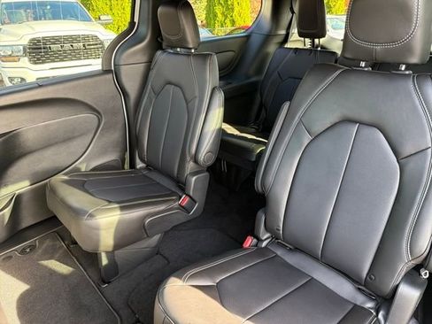 New 2026 Chrysler Pacifica Select image 20
