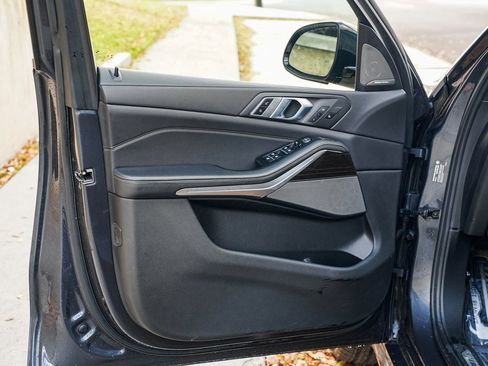 Used 2020 BMW X5 M50i w/ Premium Package image 9