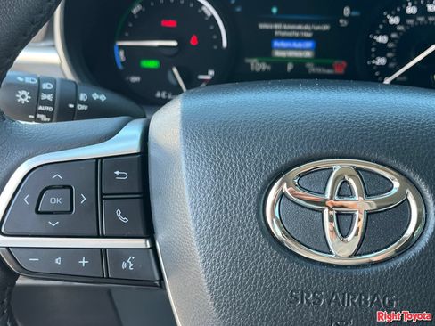Certified 2025 Toyota Sienna XLE FWD image 24