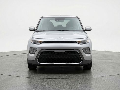 Used 2025 Kia Soul LX w/ LX Technology Package FWD image 2