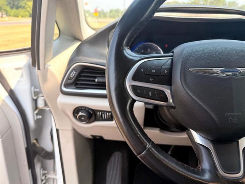 Used 2020 Chrysler Pacifica Touring-L w/ Advanced Safetytec Group image 9