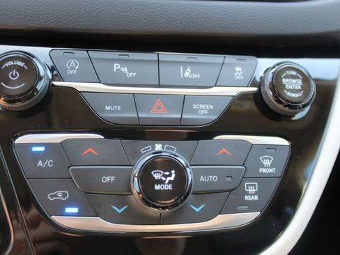 Used 2024 Chrysler Pacifica Touring-L FWD image 21