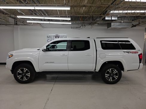 Used 2018 Toyota Tacoma TRD Sport w/ Technology Package AWD/4WD image 13