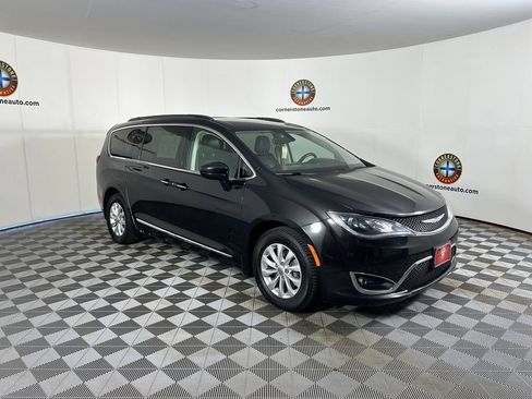 Used 2017 Chrysler Pacifica Touring-L FWD image 15