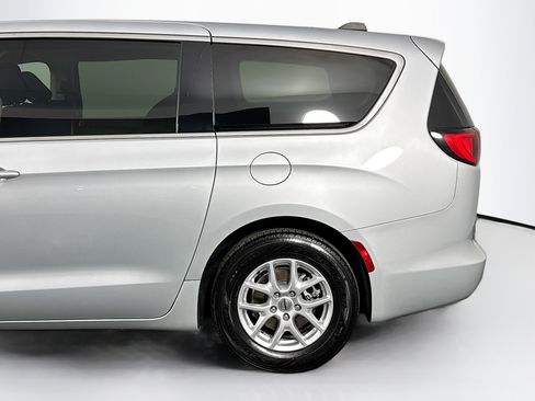 Used 2023 Chrysler Voyager LX image 40