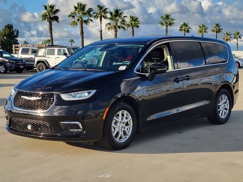 Used 2023 Chrysler Pacifica Touring-L image 26