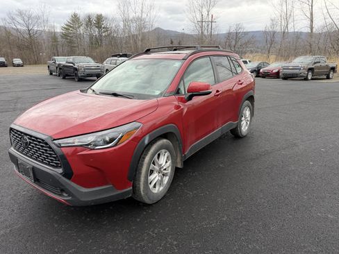 Used 2023 Toyota Corolla Cross LE w/ Moonroof Package image 2