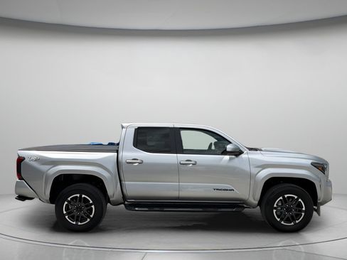 Used 2025 Toyota Tacoma TRD Sport RWD image 2