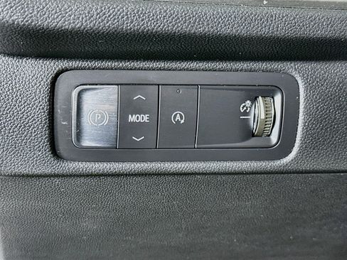 Used 2025 Chevrolet Traverse LT FWD image 17