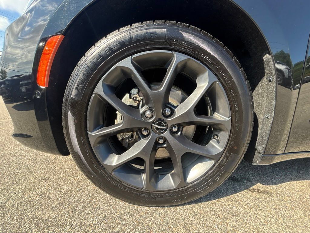 Certified 2022 Chrysler Pacifica Limited w/ S Appearance Package FWD image 9