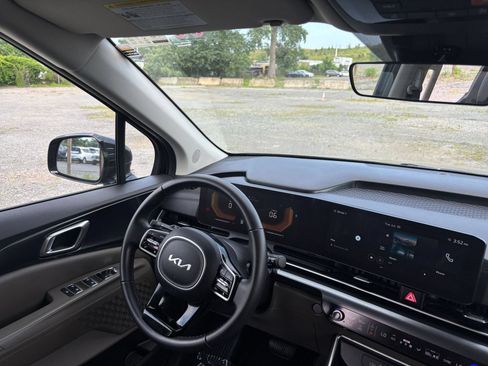 Used 2026 Kia Carnival FWD image 32
