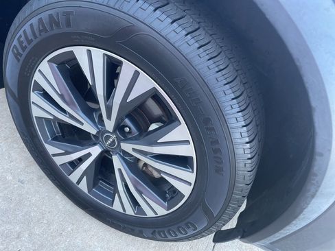 Used 2023 Nissan Rogue SV image 4