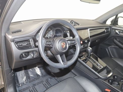 Used 2025 Porsche Macan image 32