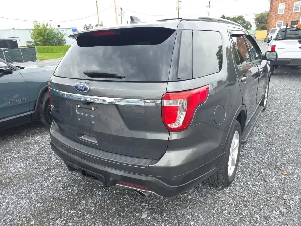 Used 2018 Ford Explorer XLT FWD image 3