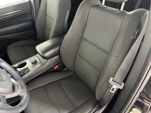 Used 2018 Jeep Grand Cherokee Laredo AWD/4WD image 24