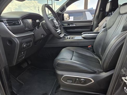 Used 2024 Jeep Wagoneer L Series II w/ Flexible Seating Group AWD/4WD image 10