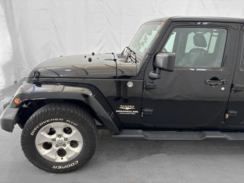 Used 2015 Jeep Wrangler Unlimited Sahara w/ Connectivity Group AWD/4WD image 3