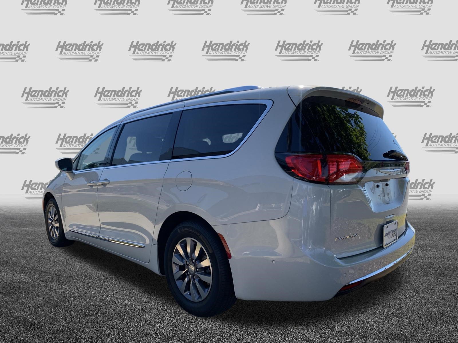 Used 2019 Chrysler Pacifica Touring-L Plus w/ Advanced Safetytec Group FWD image 8
