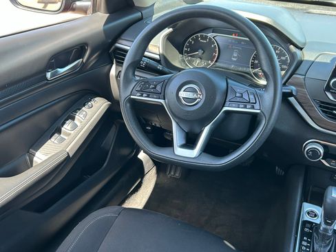 Used 2024 Nissan Altima 2.5 SV FWD image 15
