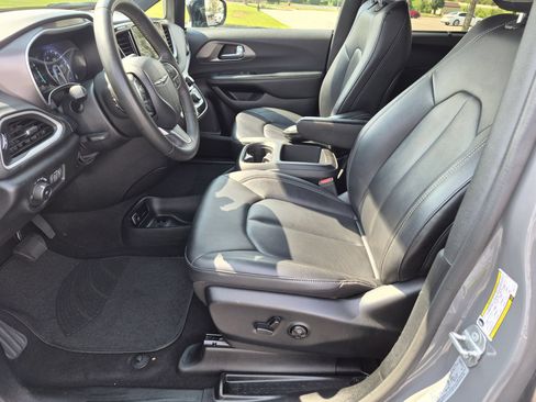 Used 2025 Chrysler Pacifica Select FWD image 14