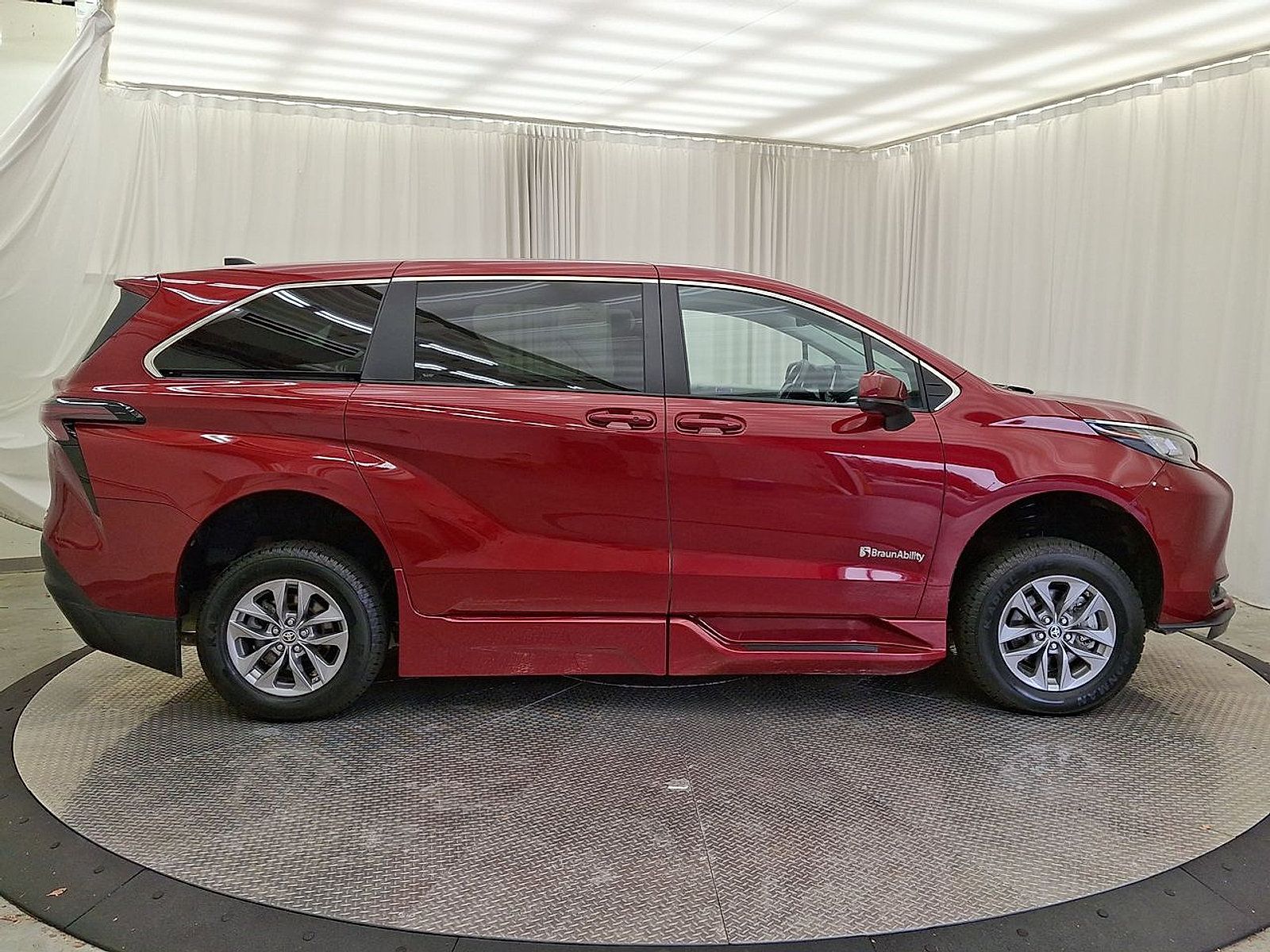 Used 2023 Toyota Sienna LE FWD image 29