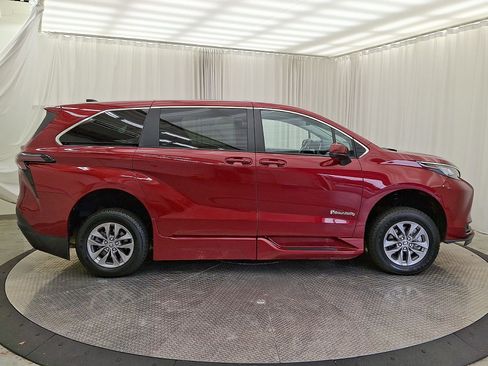 Used 2023 Toyota Sienna LE FWD image 29