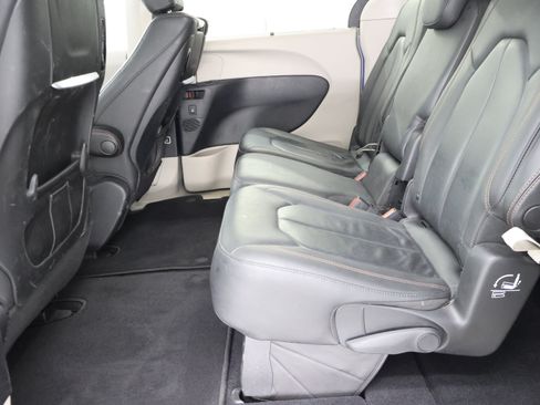 Used 2020 Chrysler Pacifica Touring-L Plus FWD image 10