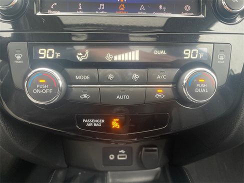 Used 2019 Nissan Rogue SL w/ Premium Package image 13