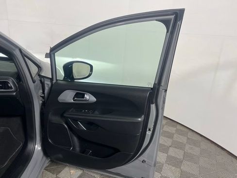 Certified 2025 Chrysler Pacifica Limited FWD image 28