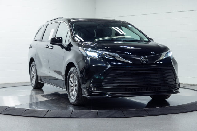 Used 2026 Toyota Sienna XLE FWD image 4