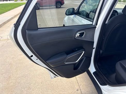 Used 2025 Kia Soul LX FWD image 15