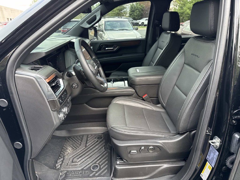 Used 2025 GMC Yukon XL Denali w/ Sun & Power Step Package AWD/4WD image 5
