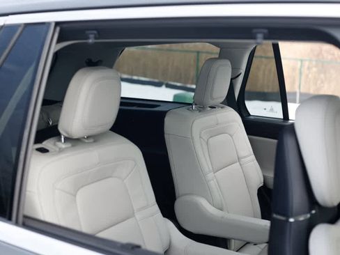 Used 2025 Lincoln Aviator Reserve w/ Equipment Group 201A image 11