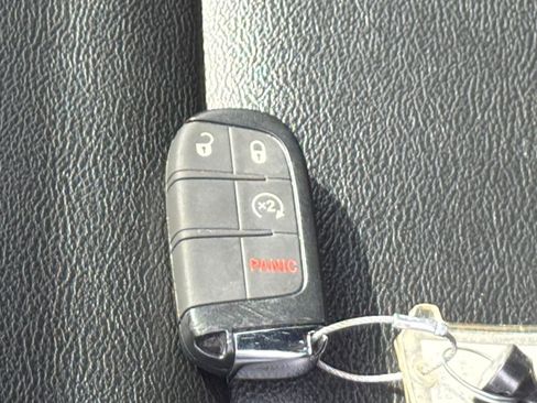 Used 2025 Jeep Compass Limited image 25