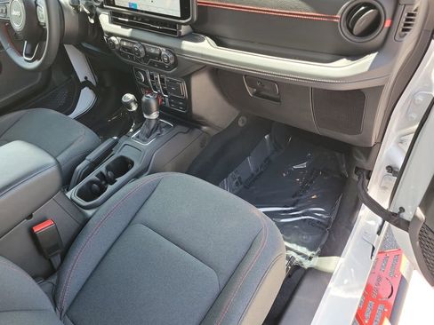 Used 2024 Jeep Wrangler Unlimited Rubicon AWD/4WD image 18