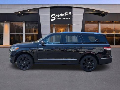 Used 2023 Lincoln Navigator Reserve AWD/4WD image 2