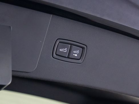 Certified 2022 Porsche Cayenne Platinum Edition image 32