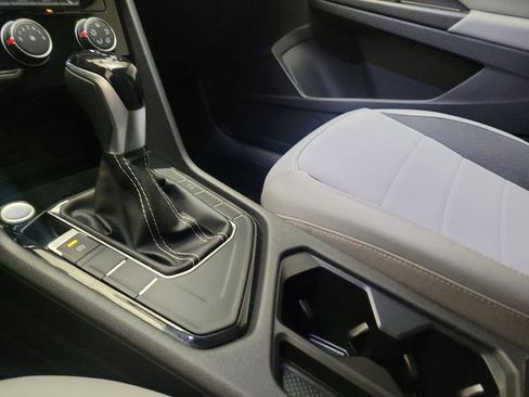 Used 2023 Volkswagen Taos SE w/ Panoramic Sunroof Package FWD image 26