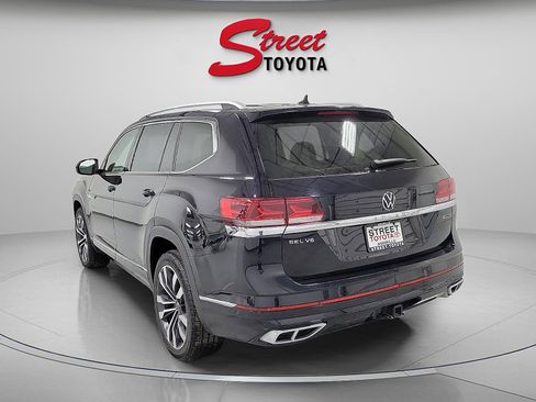Used 2022 Volkswagen Atlas SEL Premium image 2