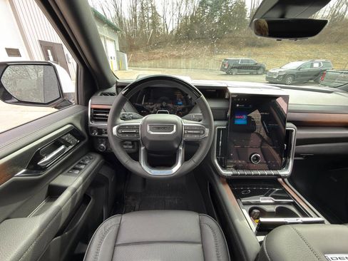 Used 2026 GMC Yukon Denali w/ Advanced Technology Package image 4