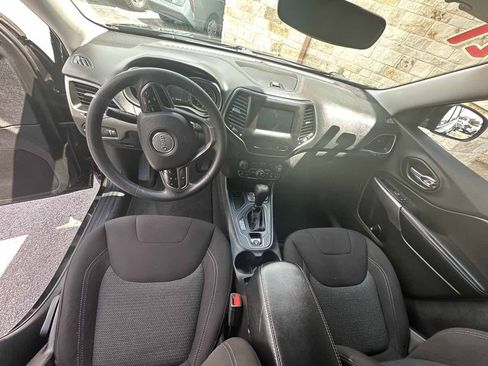 Used 2021 Jeep Cherokee Latitude FWD image 12