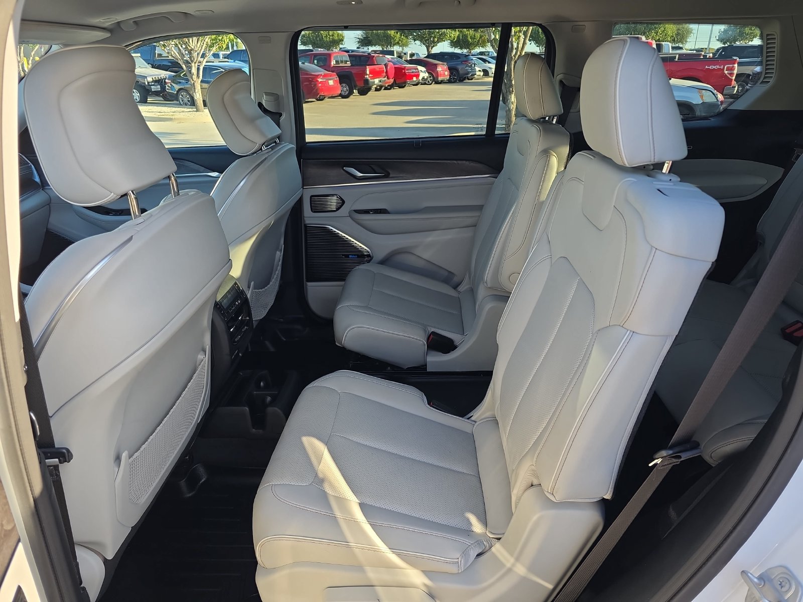 Used 2021 Jeep Grand Cherokee L Overland w/ Luxury Tech Group IV AWD/4WD image 11